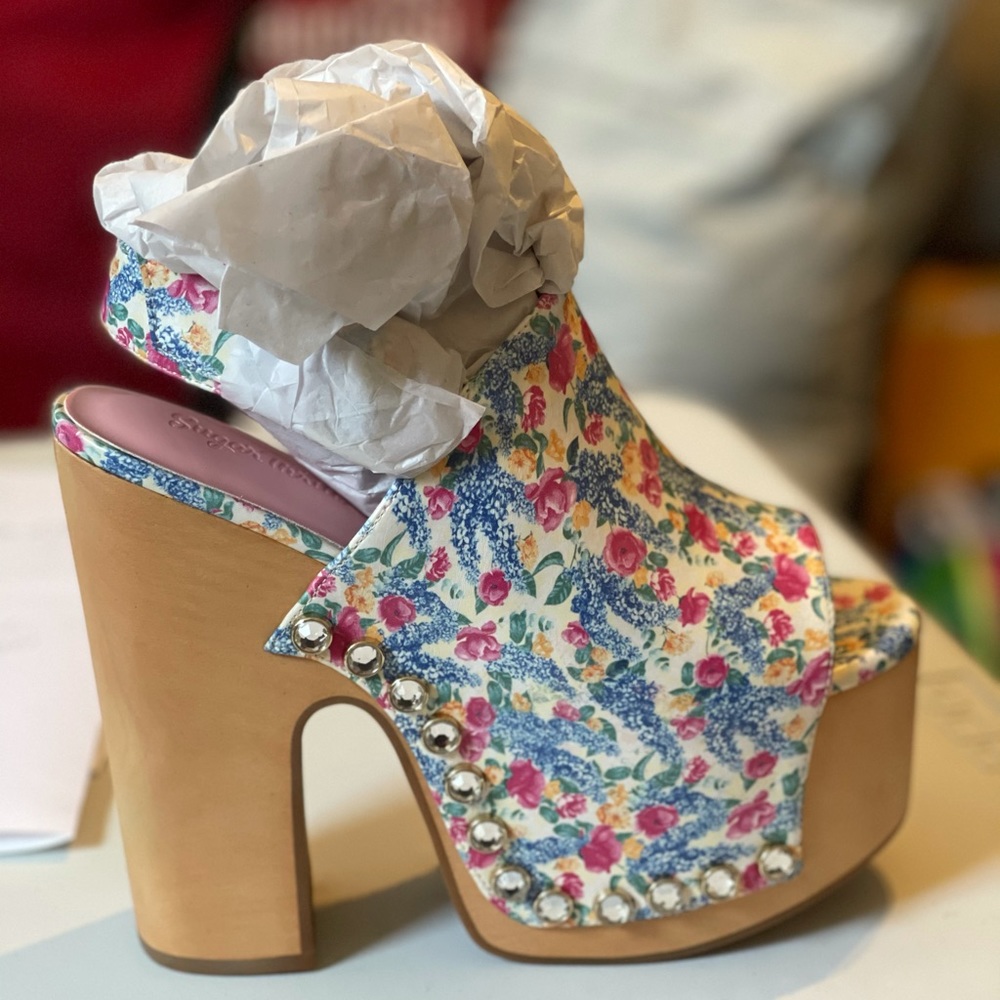 Floral clog heel shoe
